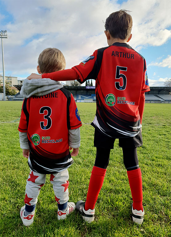 Deux enfants du club de rugby soutenu par Sud Recyclage