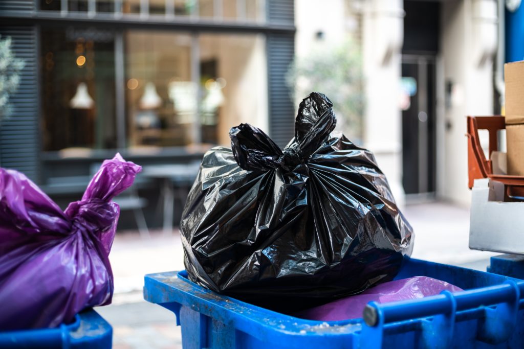 poubelles devant commerce